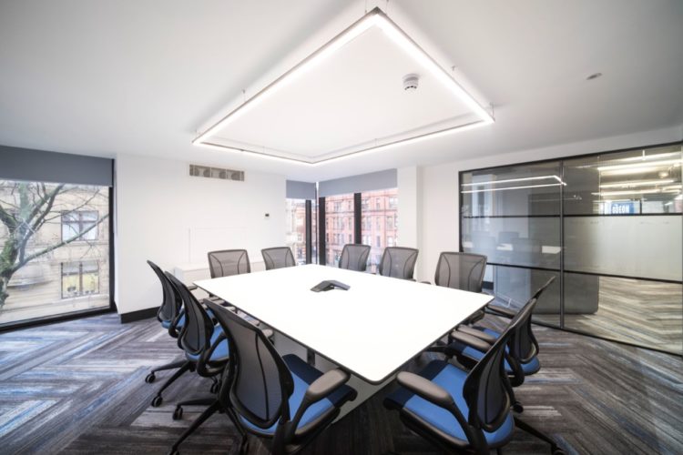 Phòng họp văn phòng ở Manchester với giải pháp nội thất và ánh sáng tuyến tính