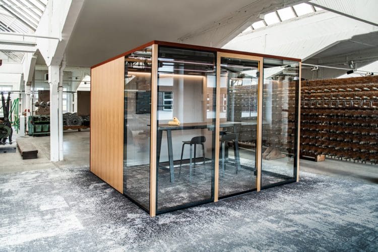 Acoustic office furniture for optimum concentration