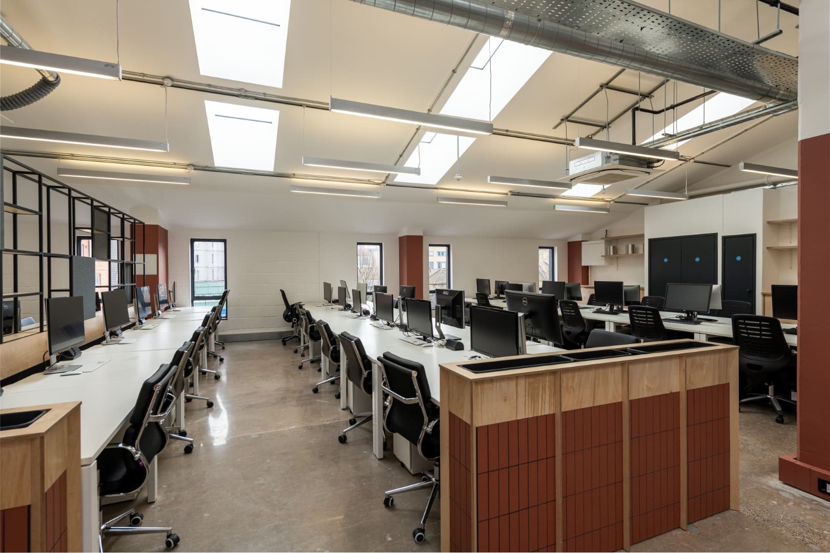 orporate London office fit out with office desking.